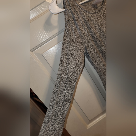 NO BOUNDARIES SWEATER!! - Picture 5 of 6